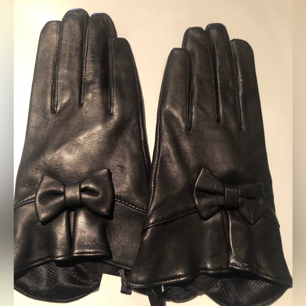 NWT Gorgeous Axessimo black leather gloves with bow detail. Size 7.5 .